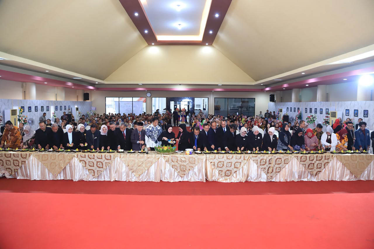 Puncak perayaan ditandai dengan prosesi senat terbuka, pemotongan 45 tumpeng. (Foto: Humas Unitomo for jatimnow.com)