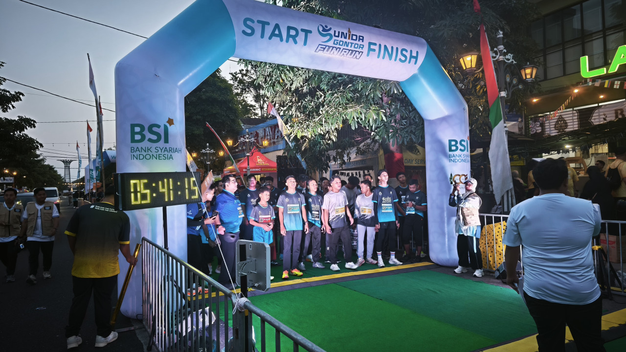 Peserta mengikuti Fun Run dalam rangka peringatan Milad ke-63 Pondok Modern Gontor.