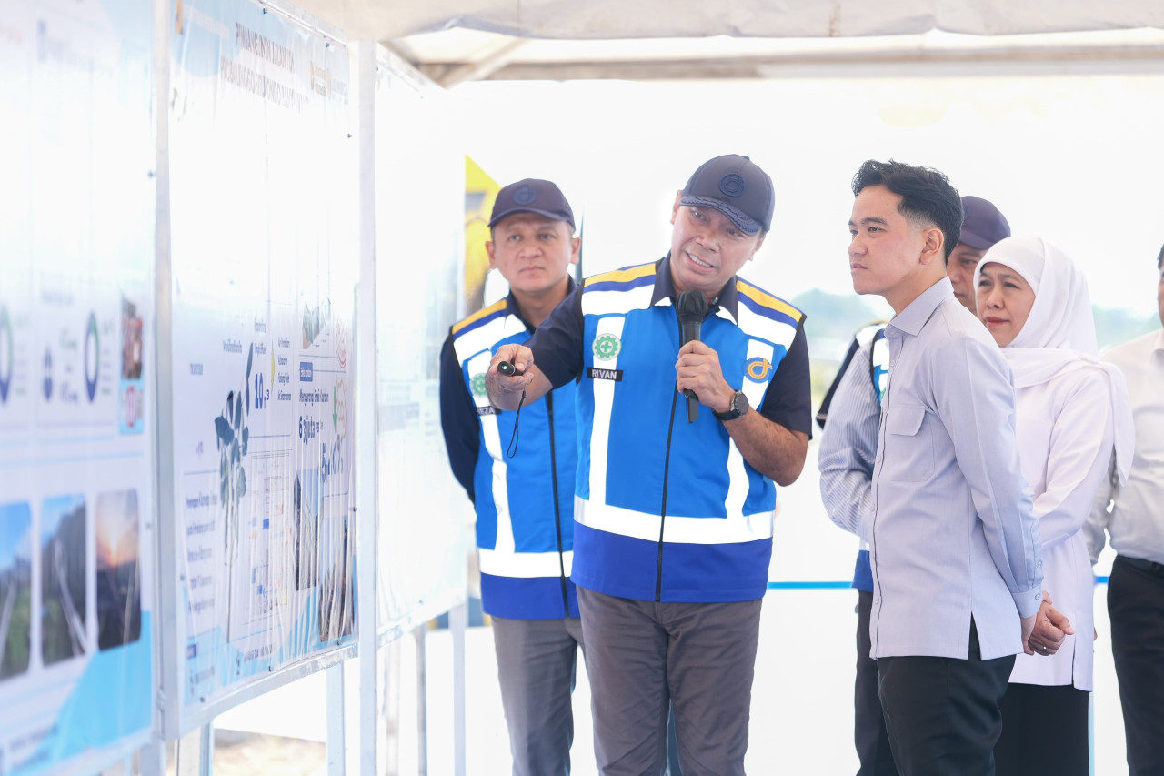 Wapres Gibran saat meninjau progres pembangunan Tol Prosiwangi. (Foto: Jasa Marga for jatimnow.com)