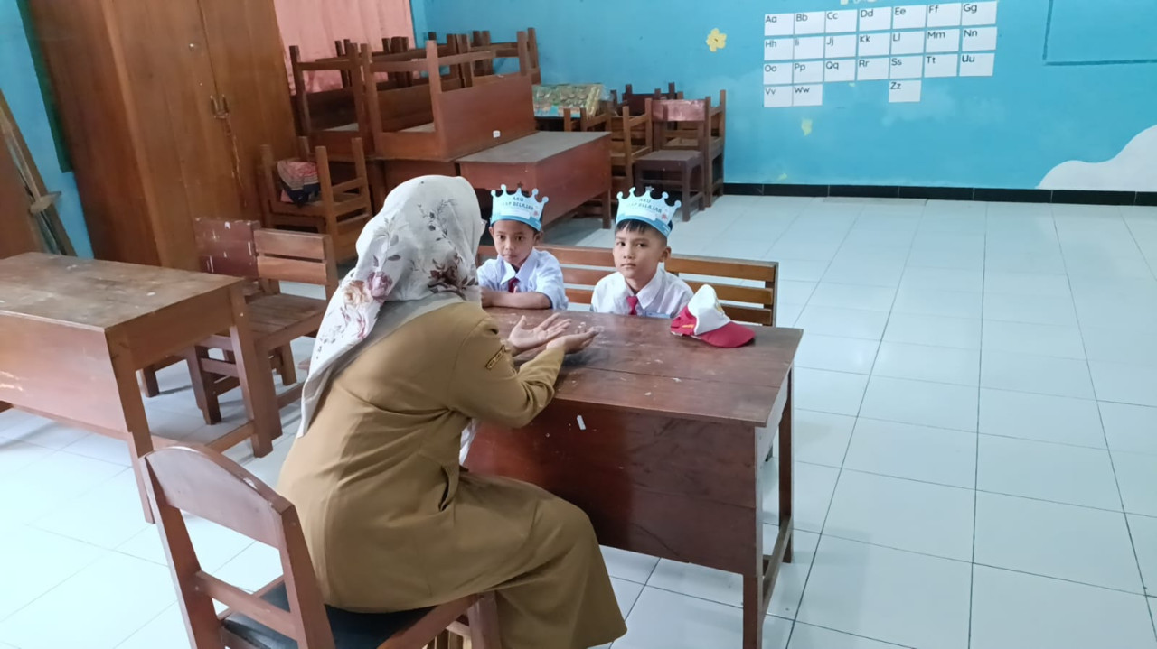 Dua siswa baru SDN 2 Plandaan Tulungagung saat mengikuti MPLS. (Foto: Bramanta/jatimnow.com)