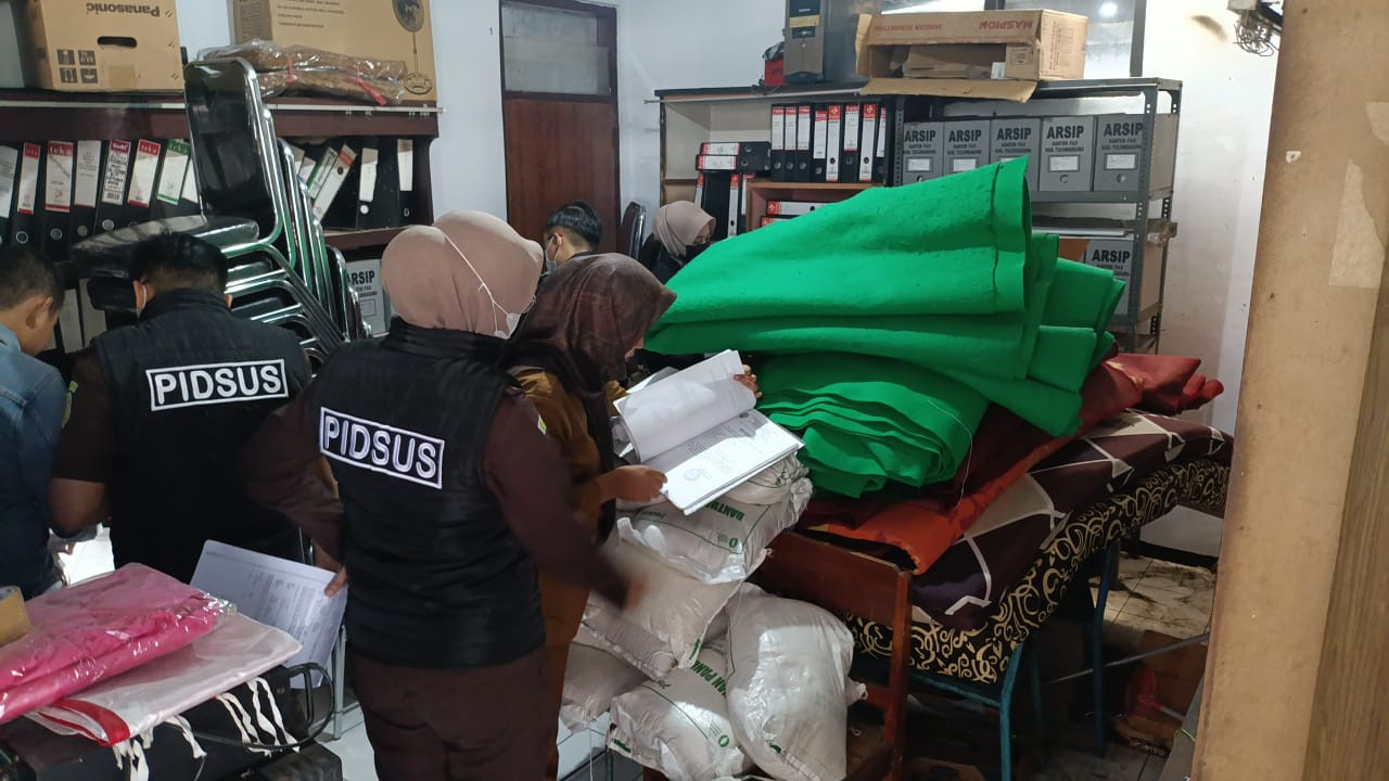 Kejari Tulungagung saat menggeledah kantor kelurahan Kepatihan. (Foto: Bramanta/jatimnow.com)