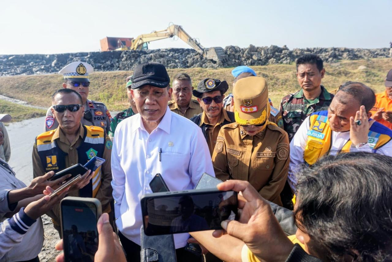 Anggota Komisi VII DPR RI Bambang Haryo Soekartono (BHS) saat meninjau tanggul lumpur Lapindo (foto: Roi for jatimnow.com)
