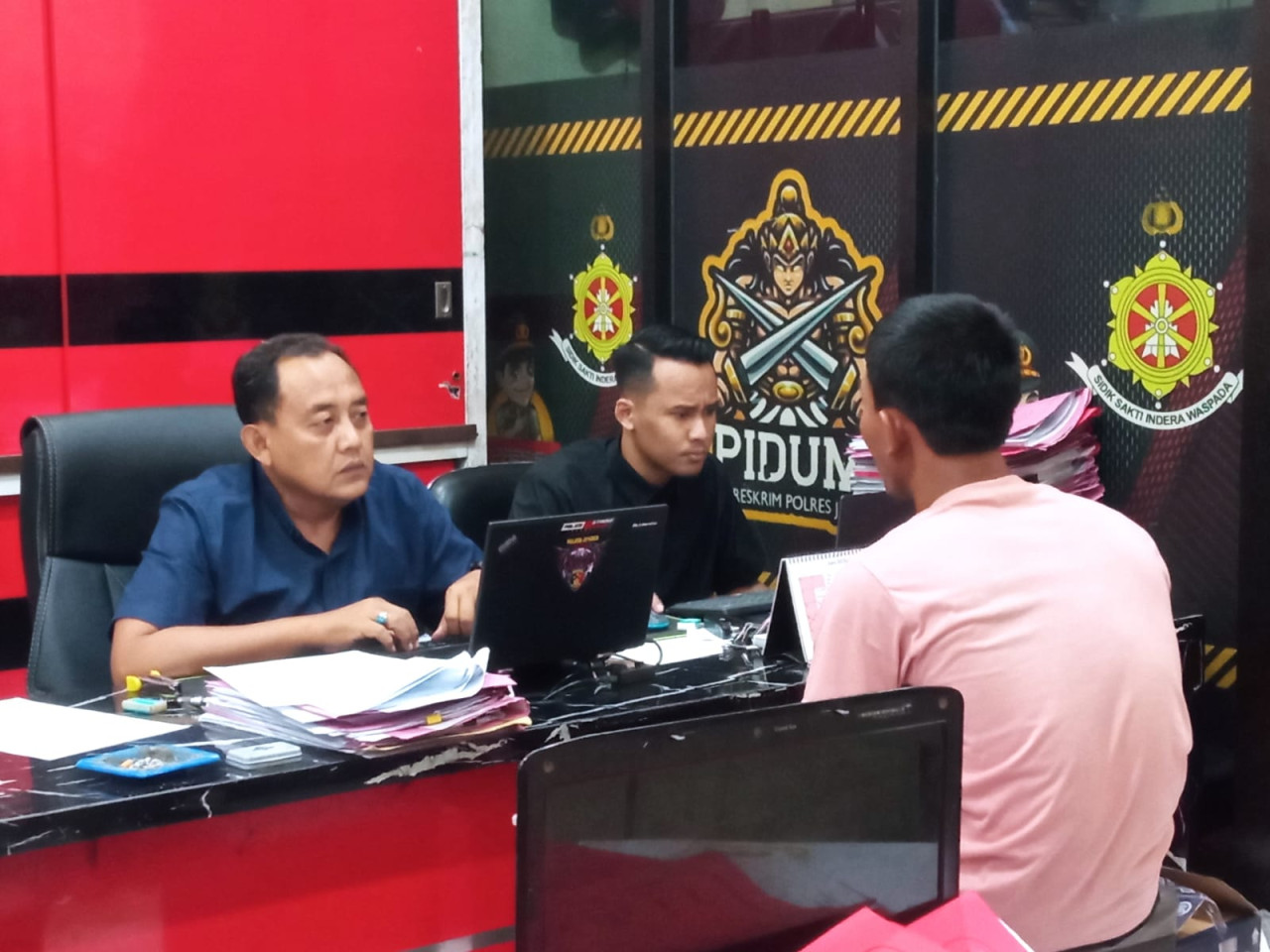 Polisi gadungan saat dimintai keterangan di Mapolres Jember. (Foto: Sugianto/jatimnow.com)