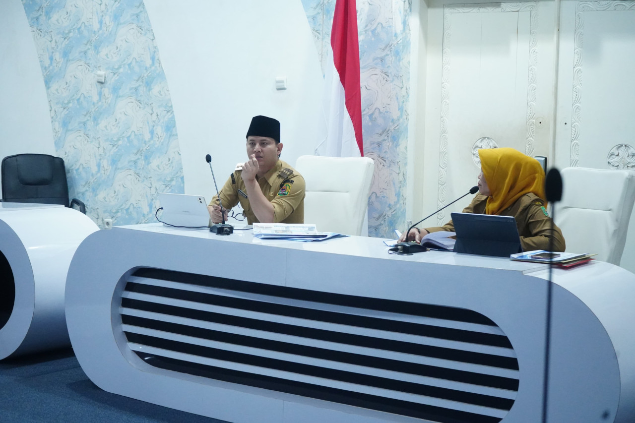 Bupati Trenggalek, Mochamad Nur Arifin saat memimpin rapat evaluasi. (Foto: Prokopim for jatimnow.com)