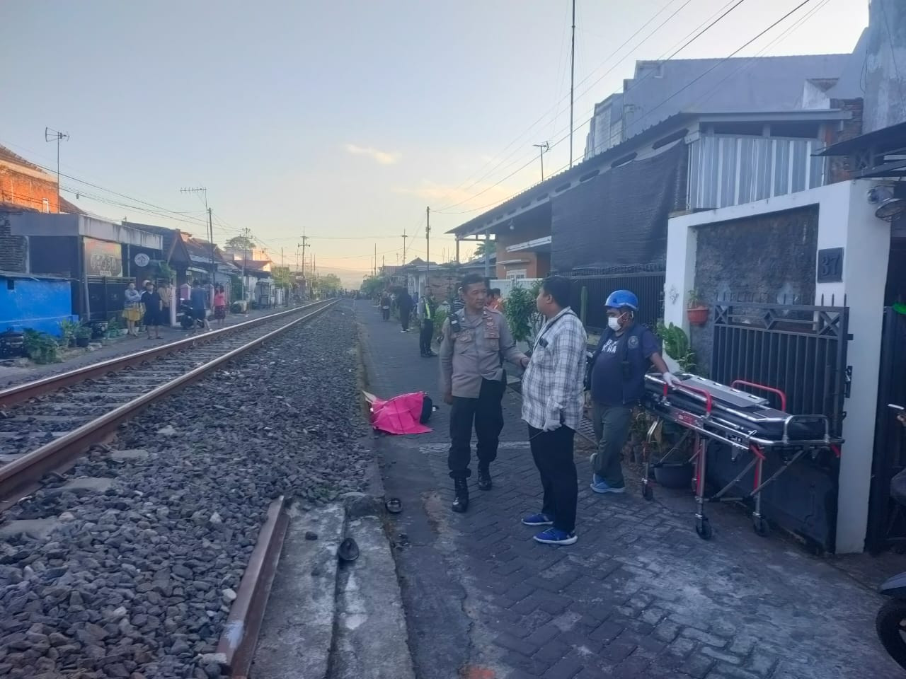 Proses evakuasi jasad kakek tertabrak KA Arjuno Ekspres (Aris/jatimnow.com)