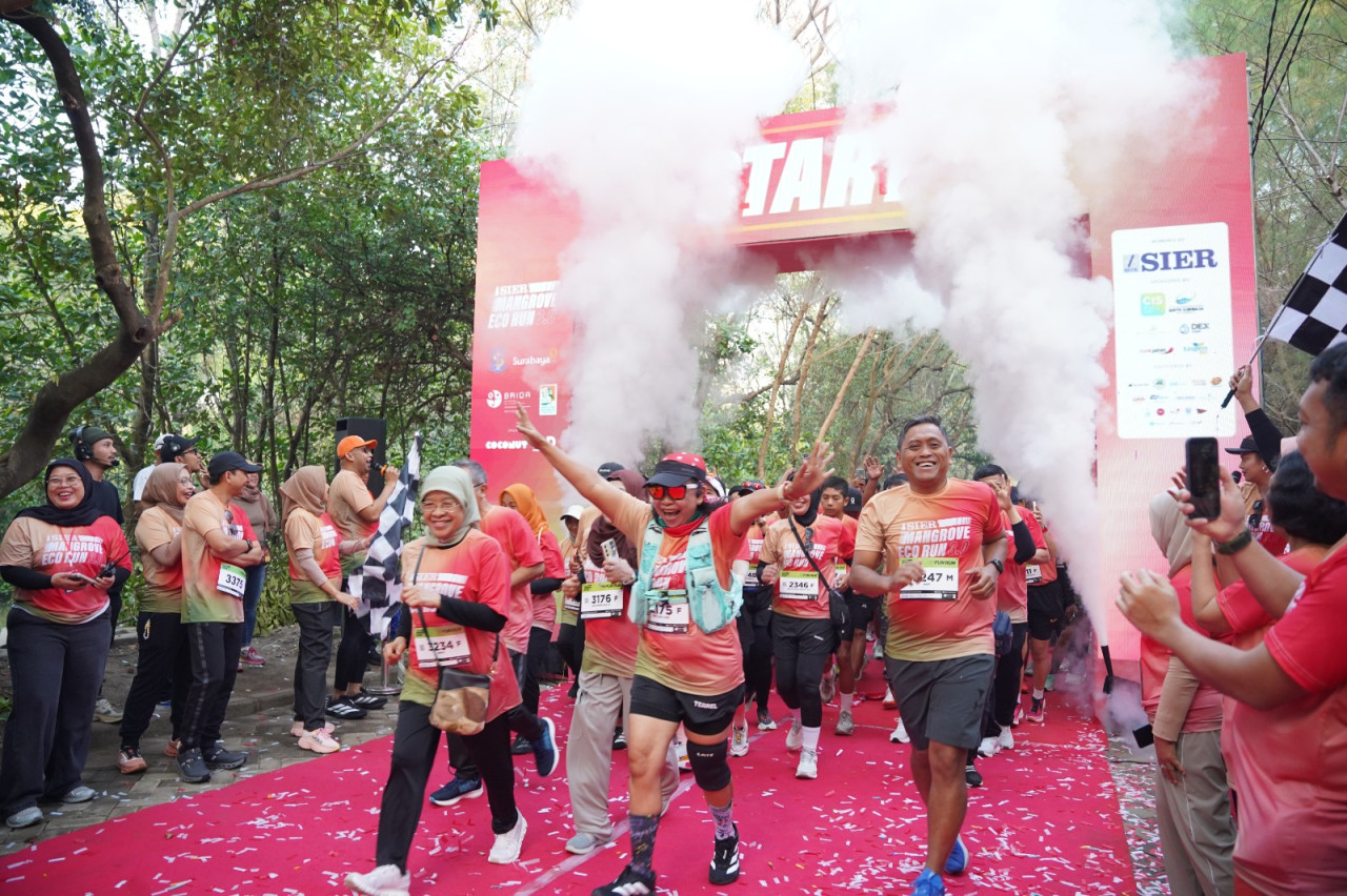 Antusiasme peserta SIER Mangrove Eco Run 3.0 yang digelar di Kebun Raya Mangrove (KRM) Surabaya, Minggu (26/7/2026). (Foto: Humas PT SIER for jatimnow.com)