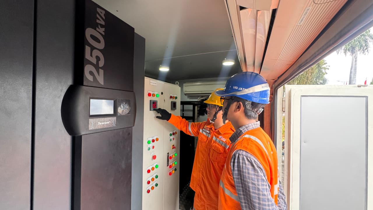General Manager PLN UID Jawa Timur, Eric Rossi Priyo Nugroho memastikan kesiapan UPS 25 kVA pada JFC 2026. (Foto: PLN UID Jatim for jatimnow.com)