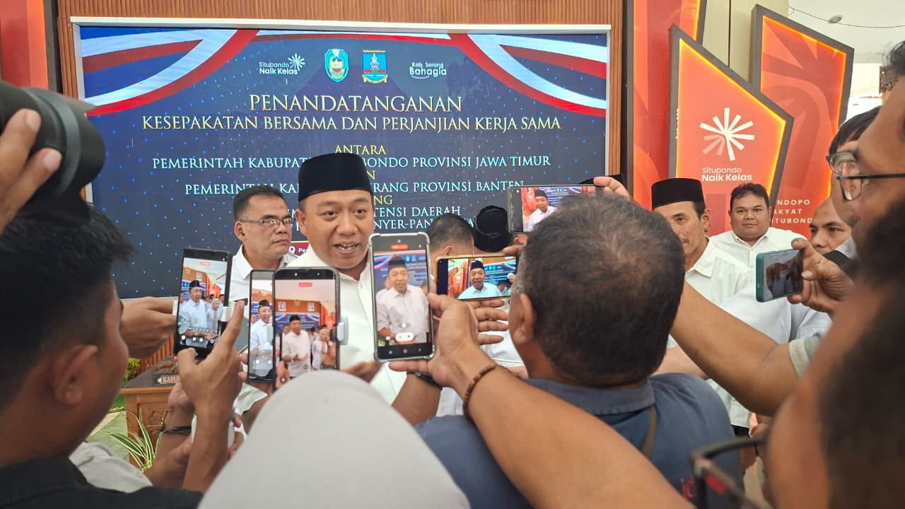 Bupati Situbondo Yusuf Rio Wahyu Prayogo usai menandatangani MoU dengan Pemkab Serang. (Foto: Humas Pemkab Situbondo for jatimnow.com)