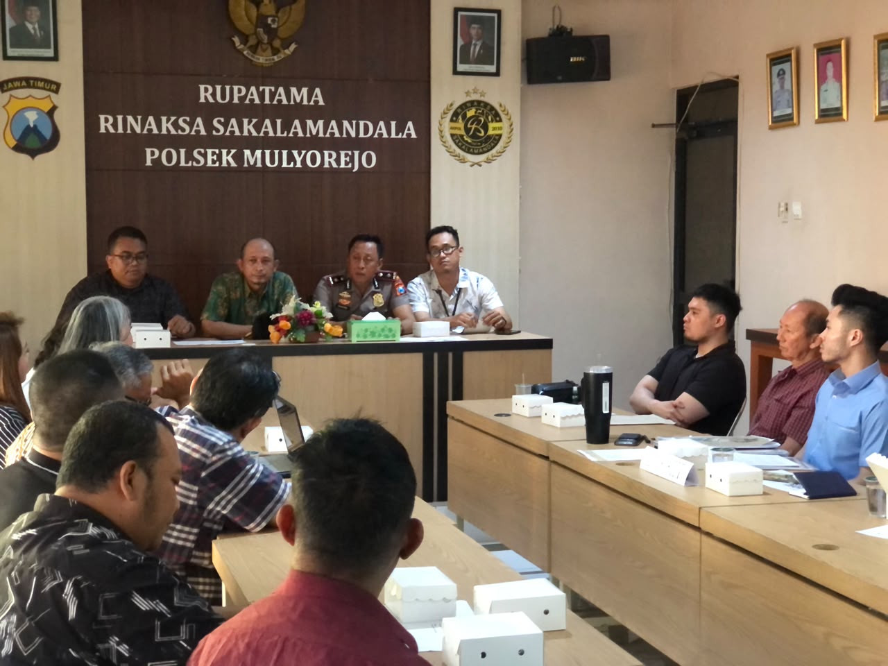 Mediasi warga RW 11 bersama pemilik kos-kosan Perumahan Dharmahusada Permain, Mulyorejo, Surabaya di Mapolsek Mulyorejo (foto: Fatkhur Rizki/jatimnow.com)
