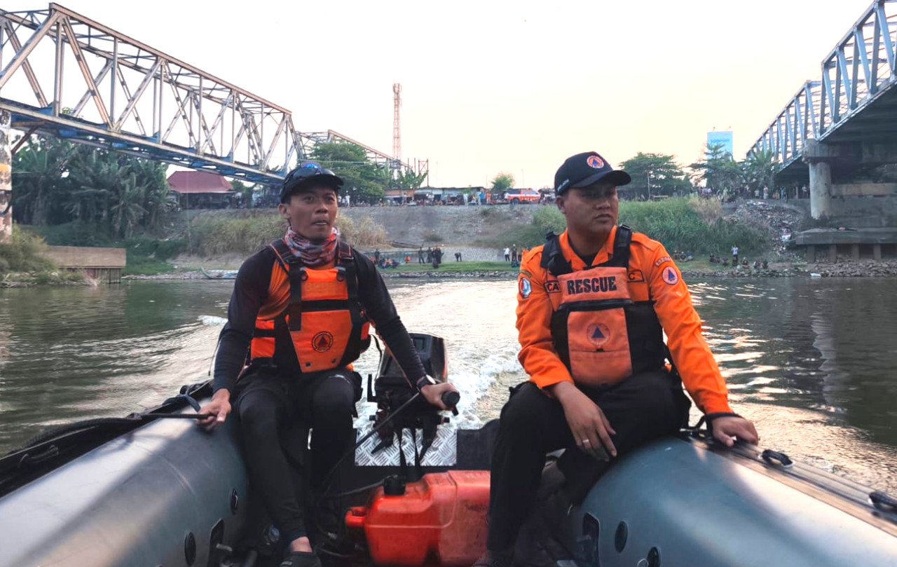 Tim SAR gabungan melakukan pencarian di Sungai Bengawan Solo. (Foto: Basarnas Surabaya for jatimnow.com)
