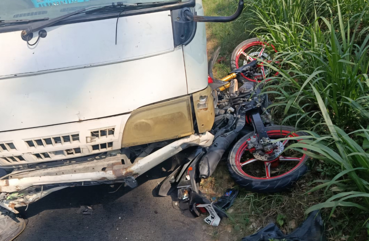 Gagal Bermanuver, Pelajar Lamongan Tewas Tabrak Truk di Tikungan Jalan