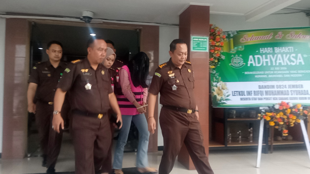 Tersangka dugaan korupsi bank plat merah ditahan Kejari Jember (Foto: Sugianto/ jatimnow.com)
