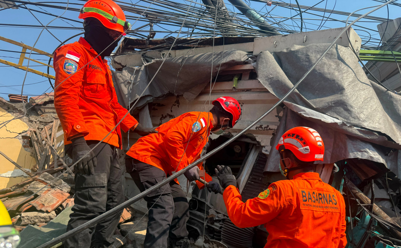 Proses evakuasi sopir truk terjepit. (Foto: Basarnas Surabaya for jatimnow.com)