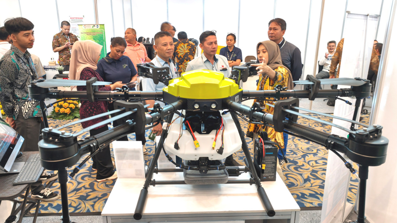 Pengunjung melihat teknologi drone industri yang dipamerkan pada Indonesia Energy Week Surabaya 2026, Rabu (15/7/2026). (Foto: Ali Masduki/jatimnow.com)