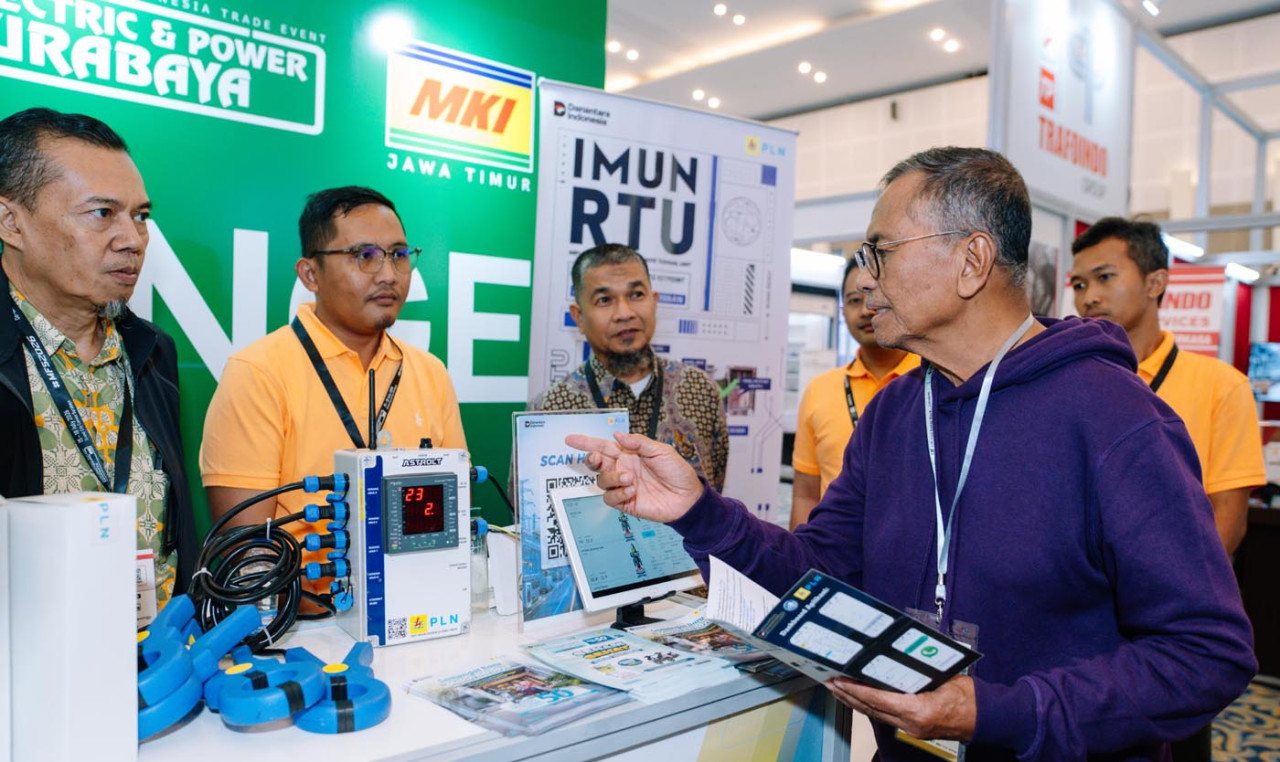 Kunjungan Dahlan Iskan pada stan asosiasi MKI Jawa Timur di Indonesia Energy Week Surabaya 2026. (Foto: Humas IEW for jatimnow.com)