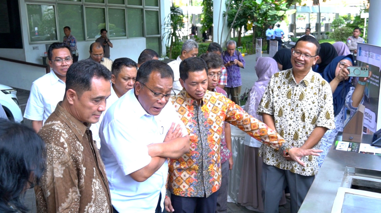 Rektor ITS Prof Bambang Pramuijati  (tiga dari kiri) menjelaskan tentang ITS COMPOStech kepada Menteri LH Mohammad Jumhur Hidayat. (Foto: Humas ITS for jatimnow.com)
