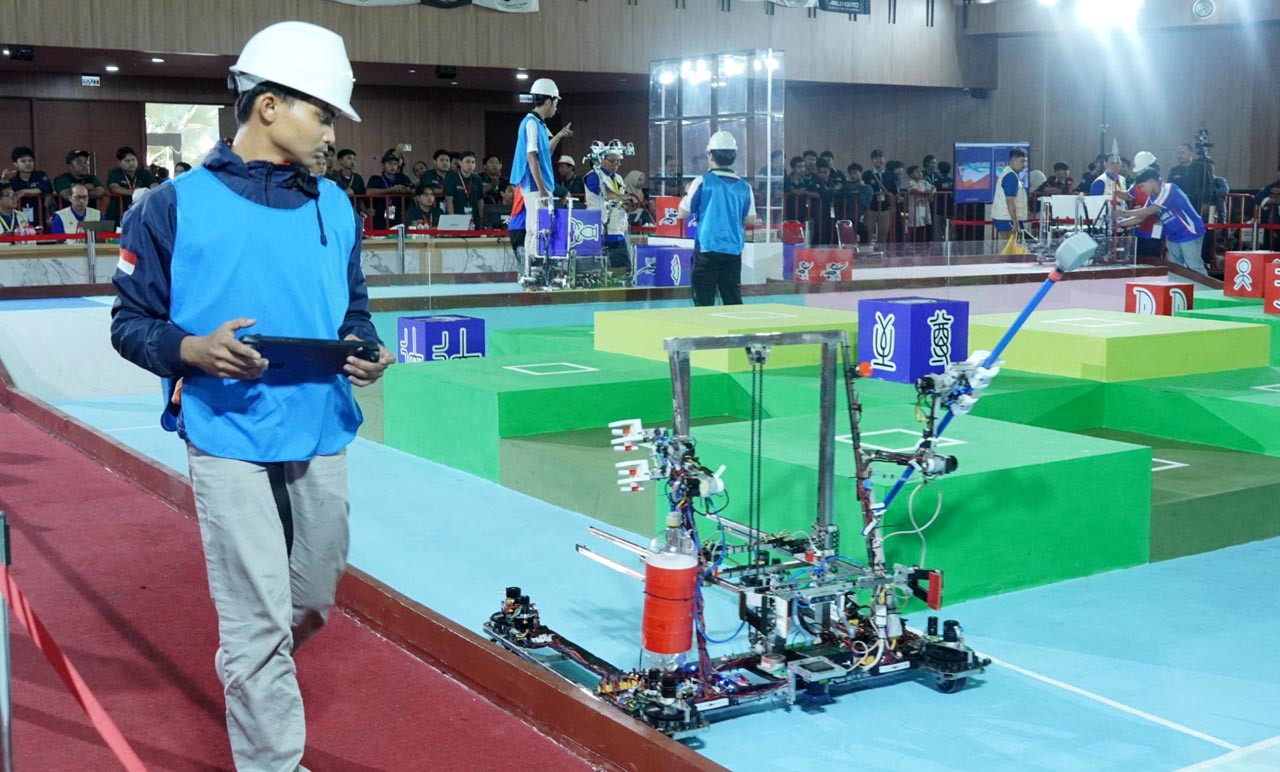 Ketua Tim Richie ITS Muhammad Najmi Ihsan saat mengontrol robot Triceratops untuk mengambil Kung Fu Scroll. (Foto: Humas ITS for jatimnow.com)