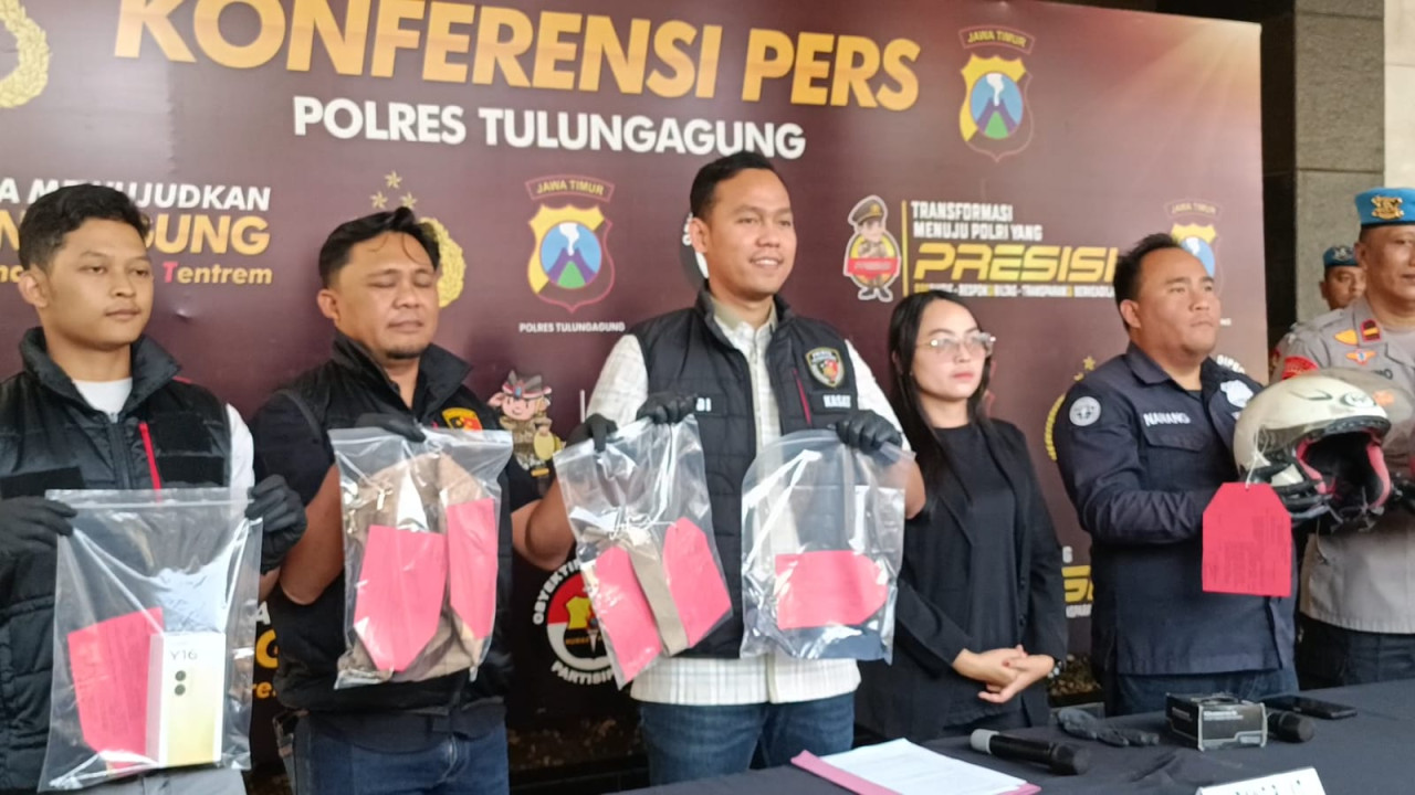 Satreskrim Polres Tulungagung merilis ungkap kasus penjambretan. (Foto: Bramanta/jatimnow.com)/