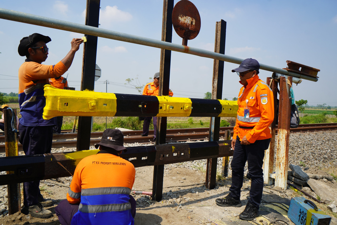 Penutupan di Dusun Muneng Wetan, Desa Muneng, Kecamatan Papar, Kabupaten Kediri. (Foto: KAI Daop 7 Madiun/jatimnow.com)