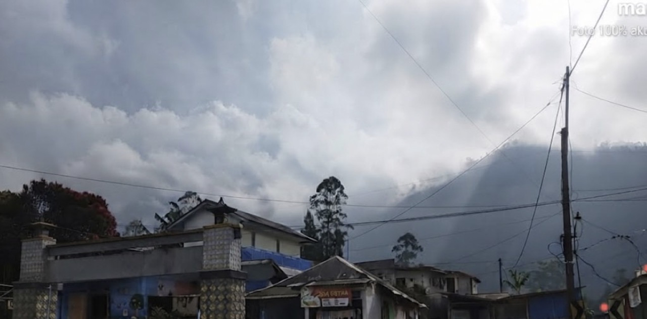 Titik asap baru di balik bukit kawasan Gunung Ringgit. (Foto: BPBD Kabupaten Probolinggo/jatimnow.com)