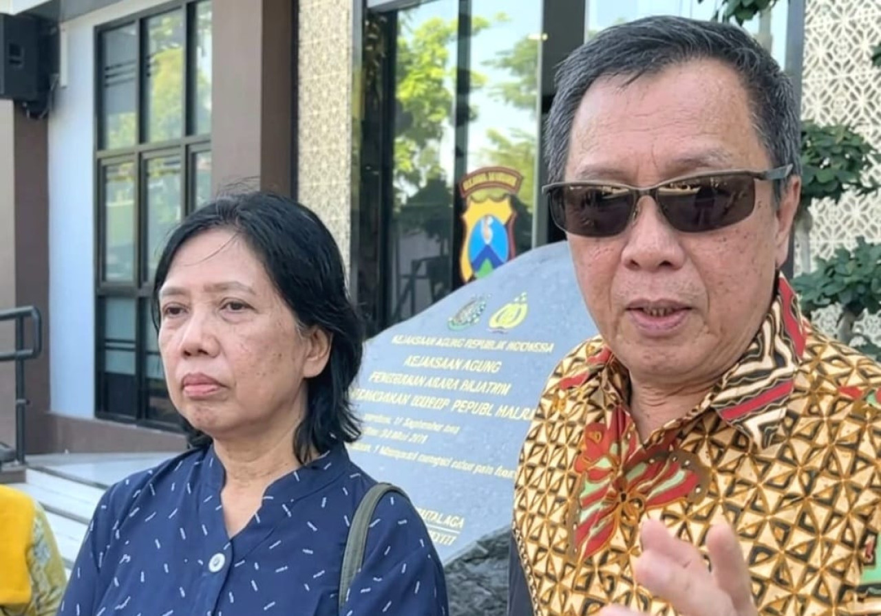Endang didampingi kuasa hukumnya, Eko Budiono. (Foto/jatimnow.com)