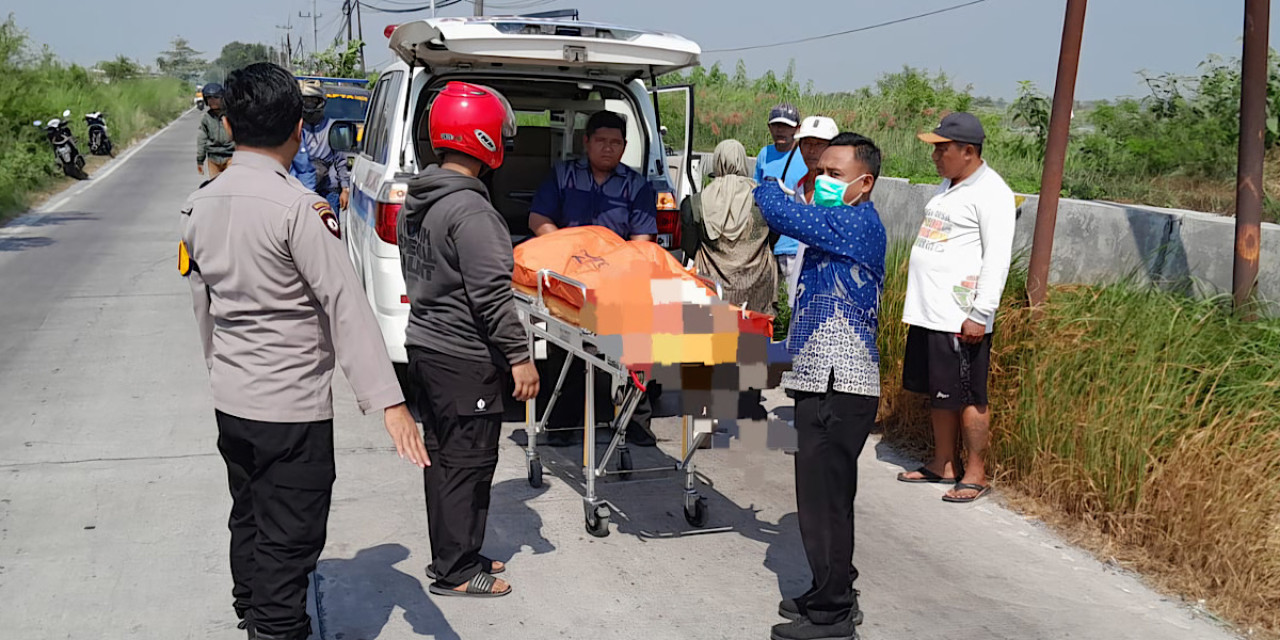 Evakuasi korban kecelakaan di Jalan Sukodadi-Karanggeneng, Lamongan. (Foto: Humas Polres Lamongan for jatimnow.com)