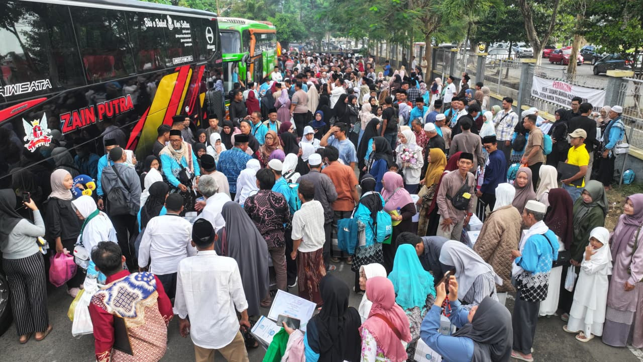Wakil Wali Kota Kediri Qowimuddin menyambut langsung kedatangan para tamu Allah yang telah menunaikan ibadah haji. (Foto: Pemkot Kediri/jatimnow.com)