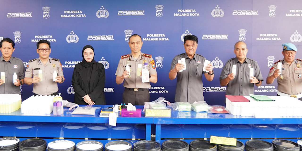 Kapolresta Malang Kota Kombes Pol Putu Kholis Aryana dalam pers conference kasus kosmetik ilegal. (Foto: Polresta Malang Kota/jatimnow.com)