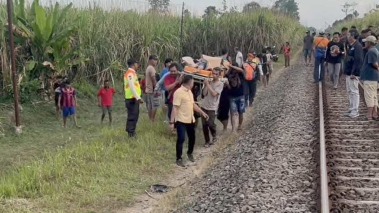 Tabrak Motor di Perlintasan Liar Kras Kediri, Commuter Line Dhoho Berhenti Luar Biasa