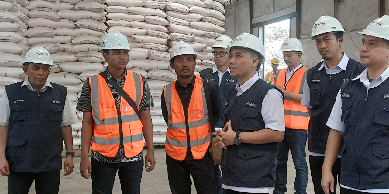 CEO Regional 3 PT Pupuk Indonesia, Eko Suroso bersama tim saat meninjau gudang penyangga. (Foto: Adyad Ammy Iffansah/jatimnow.com)
