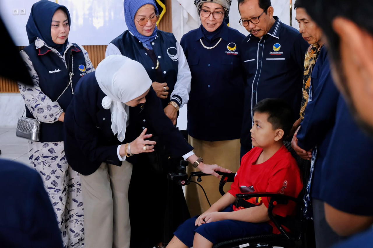 Saat Lita Machfud Arifin menyerahkan bantuan berupa kursi roda elektrik (auto elektrik) kepada Ananda Nabiil Putra Rehardiansyah. (Foto: Istimewa)