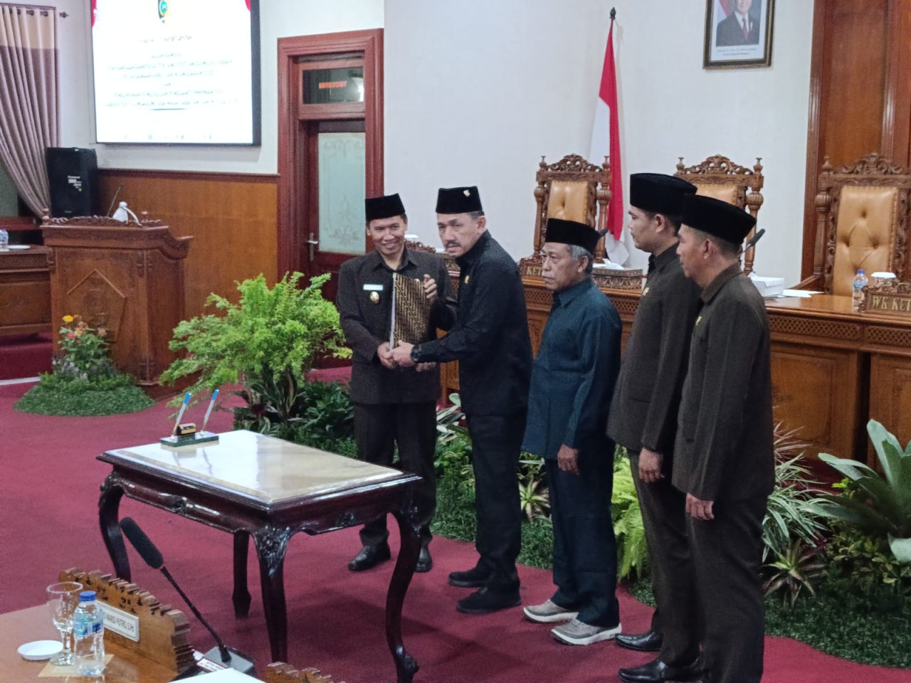 Penyerahan LKPJ Pemkab Tulungagung kepada DPRD setempat. (Foto: Bramanta/jatimnow.com)