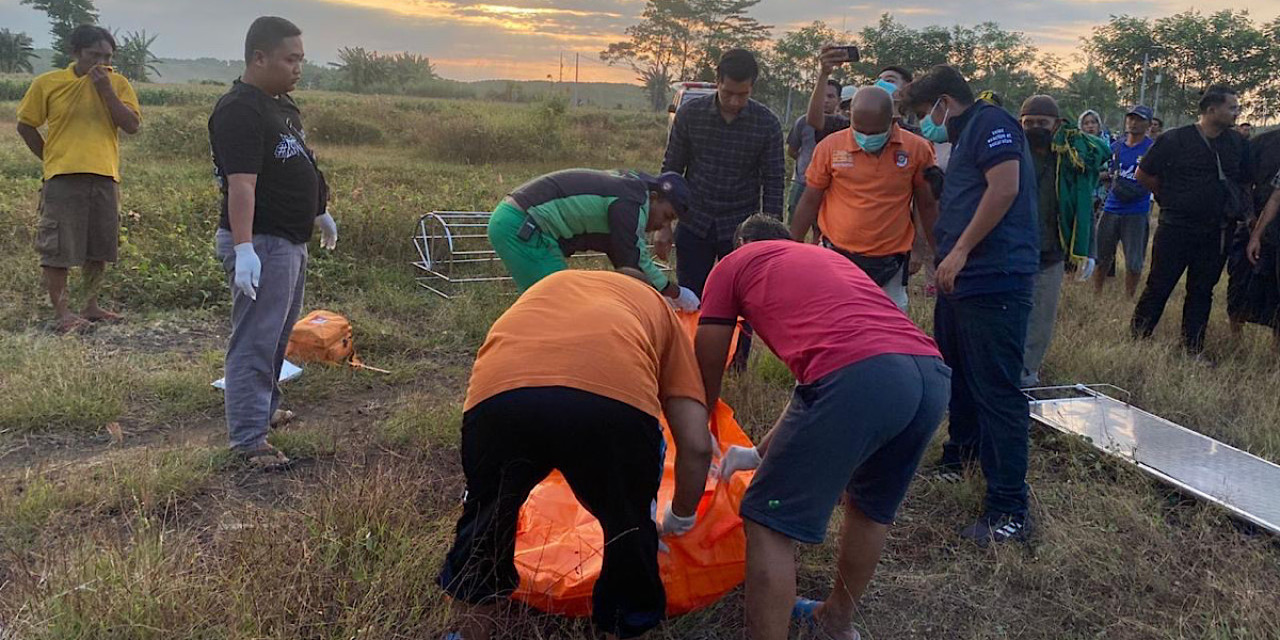 Petugas saat mengevakuasi korban dari di sebuah lahan kosong di Jalan Pantai Permata. (Foto: Istimewa)
