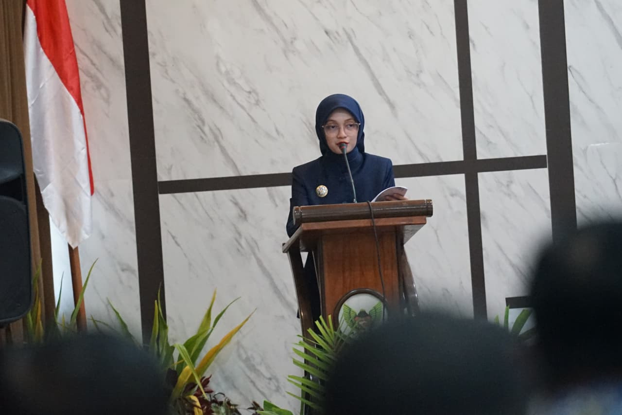 Mbak Vinanda saat menjawab pandangan umum fraksi-fraksi DPRD terhadap Rancangan Peraturan Daerah (Raperda) tentang Pertanggungjawaban Pelaksanaan APBD Tahun Anggaran 2025 dalam rapat paripurna di Gedung BKPSDM. (Foto: Pemkot Kediri/jatimnow.com)