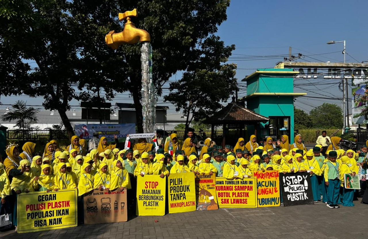 ECOTON mengedukasi 600 siswa SDIT El Haq Sidoarjo tentang bahaya mikroplastik saat MPLS sekaligus memperkuat komitmen sekolah bebas plastik sekali pakai. (Foto: Ecoton for jatimnow.com)