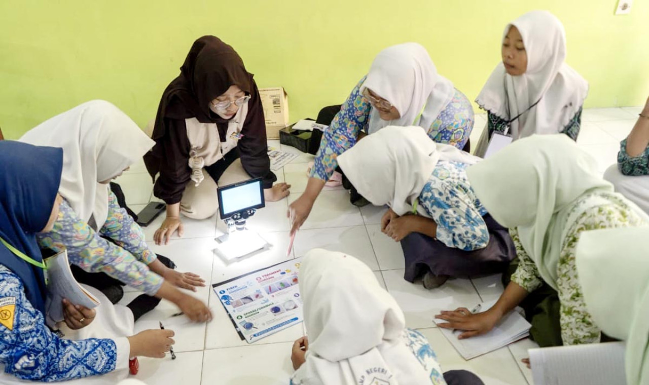 Siswa SMAN 1 Mantup Lamongan meneliti keberadaan mikroplastik di lingkungan sekolah ketika mengikuti MPLS. (Foto: Ecoton for jatimnow.com)