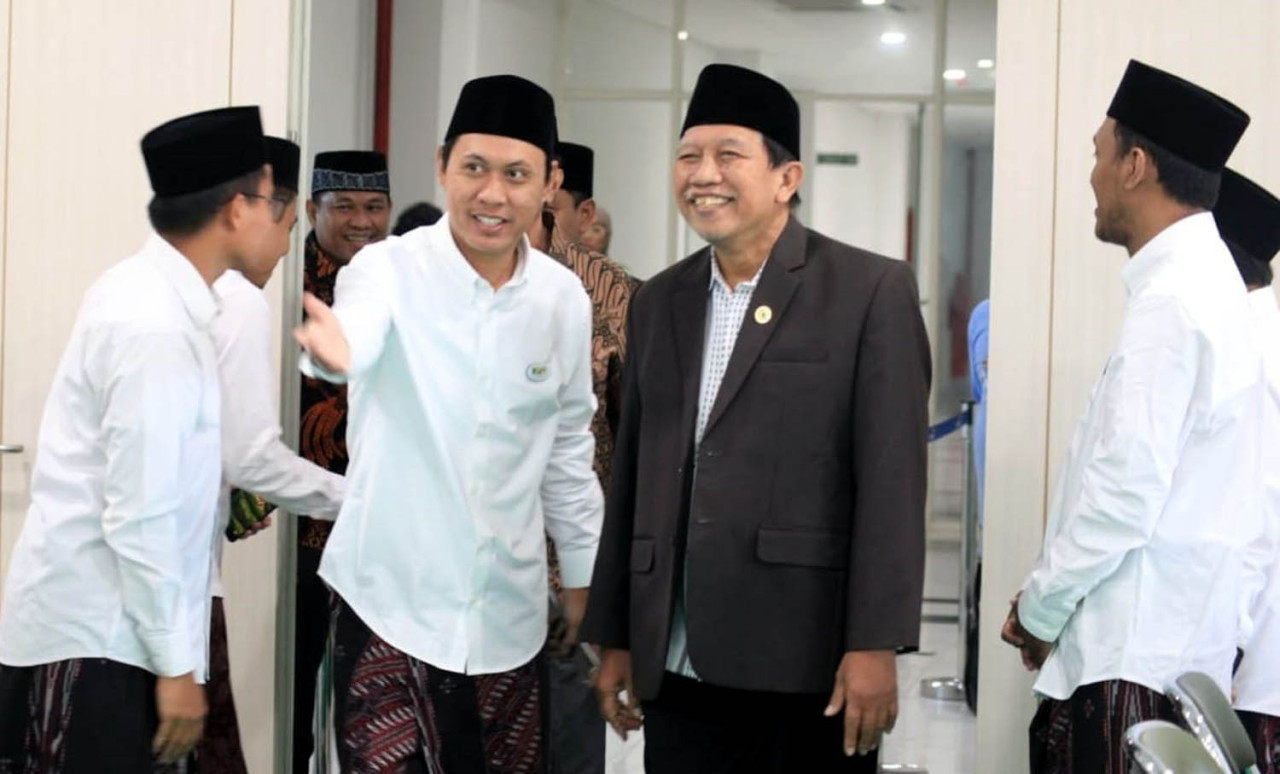 Ketua Umum MUI Provinsi Jawa Timur, Prof. Dr. KH. Abdul Halim Soebahar, membuka Sosialisasi Pengelolaan Dana Abadi Pesantren di Aula Kantor MUI Jatim, di Surabaya. (Foto: FJN for jatimnow.com)