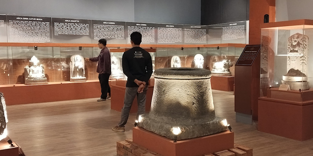 Wisatawan melihat koleksi Museum Sri Aji Jayabaya. (Foto: Pemkab Kediri/jatimnow.com)
