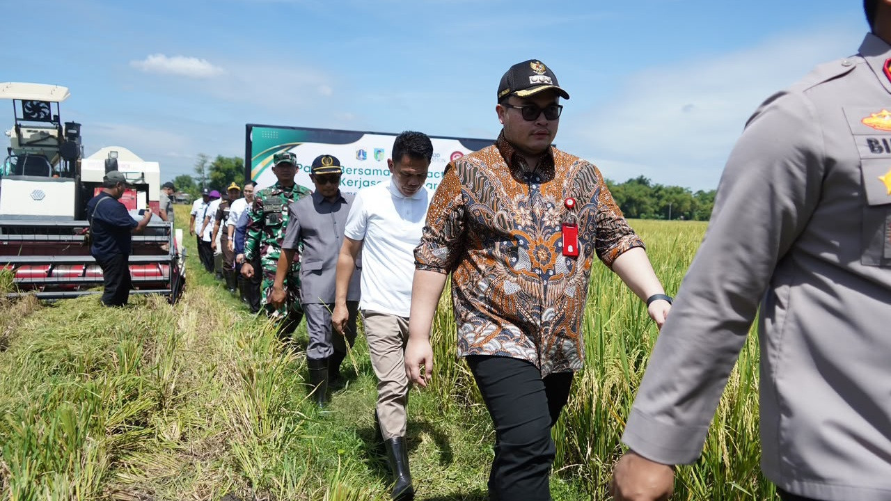 Mas Dhito saat penyaluran bantuan pertanian di Kediri. (Foto: Pemkab Kediri/jatimnow.com)