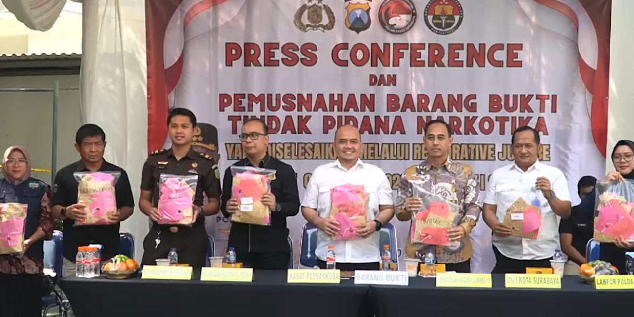 Satresnarkoba Polrestabes Surabaya memusnahkan seluruh barang bukti yang berasal dari perkara restorative justice. (Foto: Sujianto/jatimnow.com)