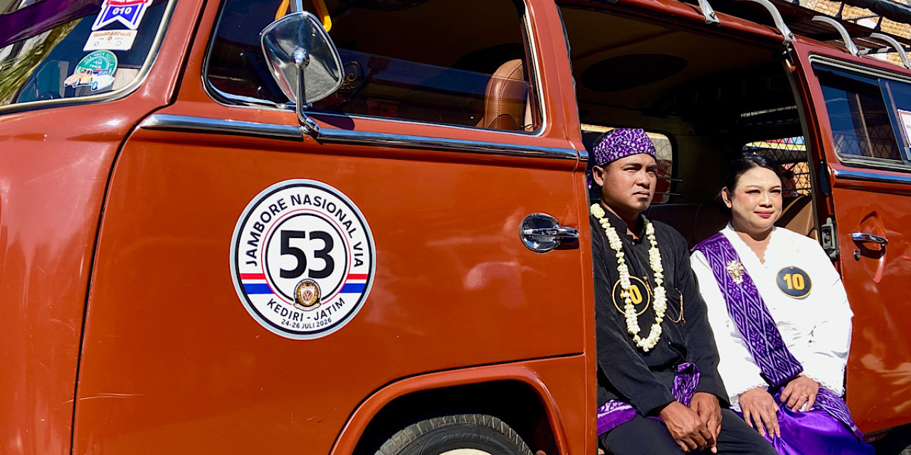 Salah satu pasangan nikah massal dalam VW Kombi di Kota Kediri. (Foto-foto: Yanuar Dedy/jatimnow.com)