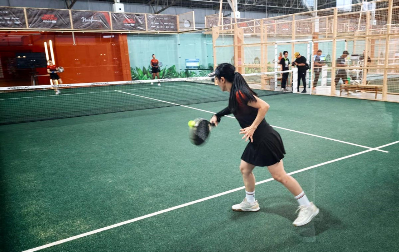 Suasana pertandingan padel saat pembukaan Homeground Premiere Diponegoro di Surabaya, Jumat (24/7/2026). (Foto: Ali Masduki/jatimnow.com)