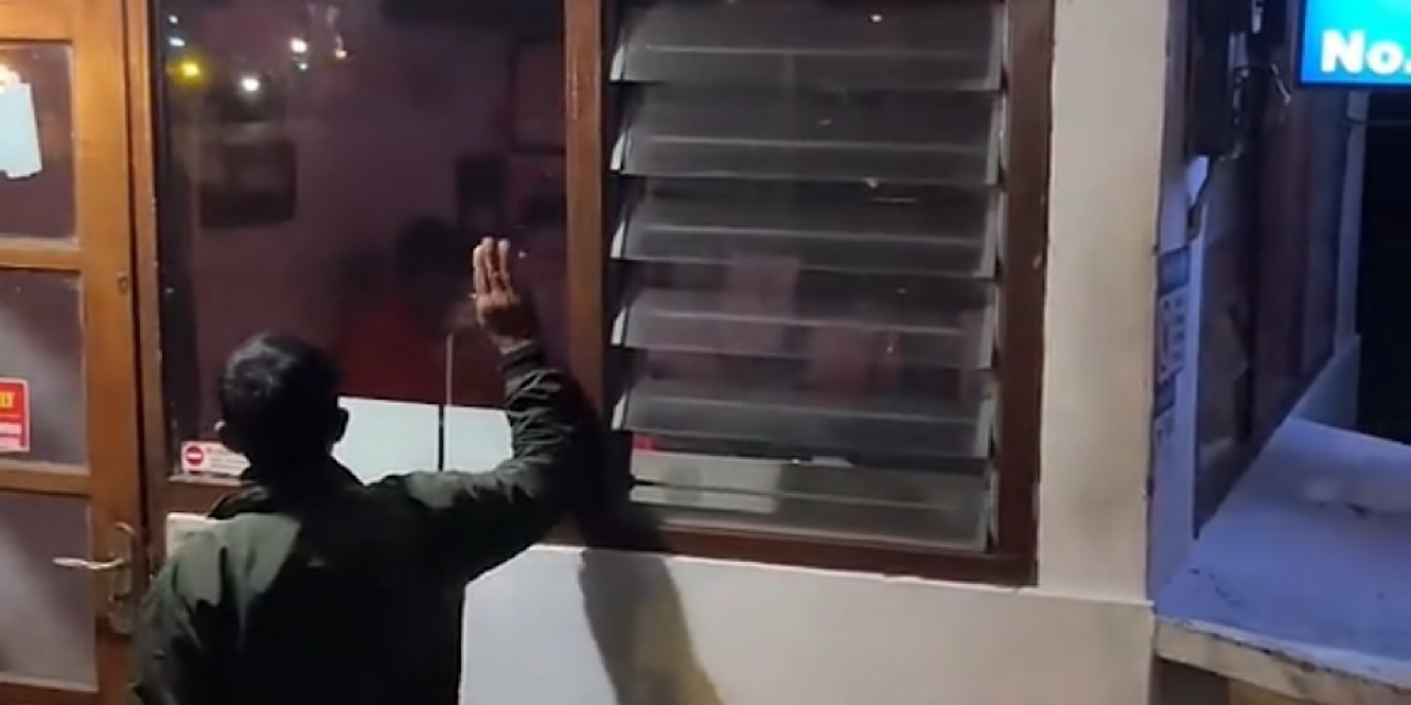 Tangkapan layar video viral penjaga perlintasan Mengkreng tertidur.