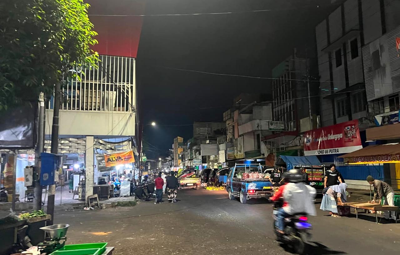 Suasana akses utama Pasar Tanjung Jember. (Foto: Mochammad Faizin for jatimnow.com)