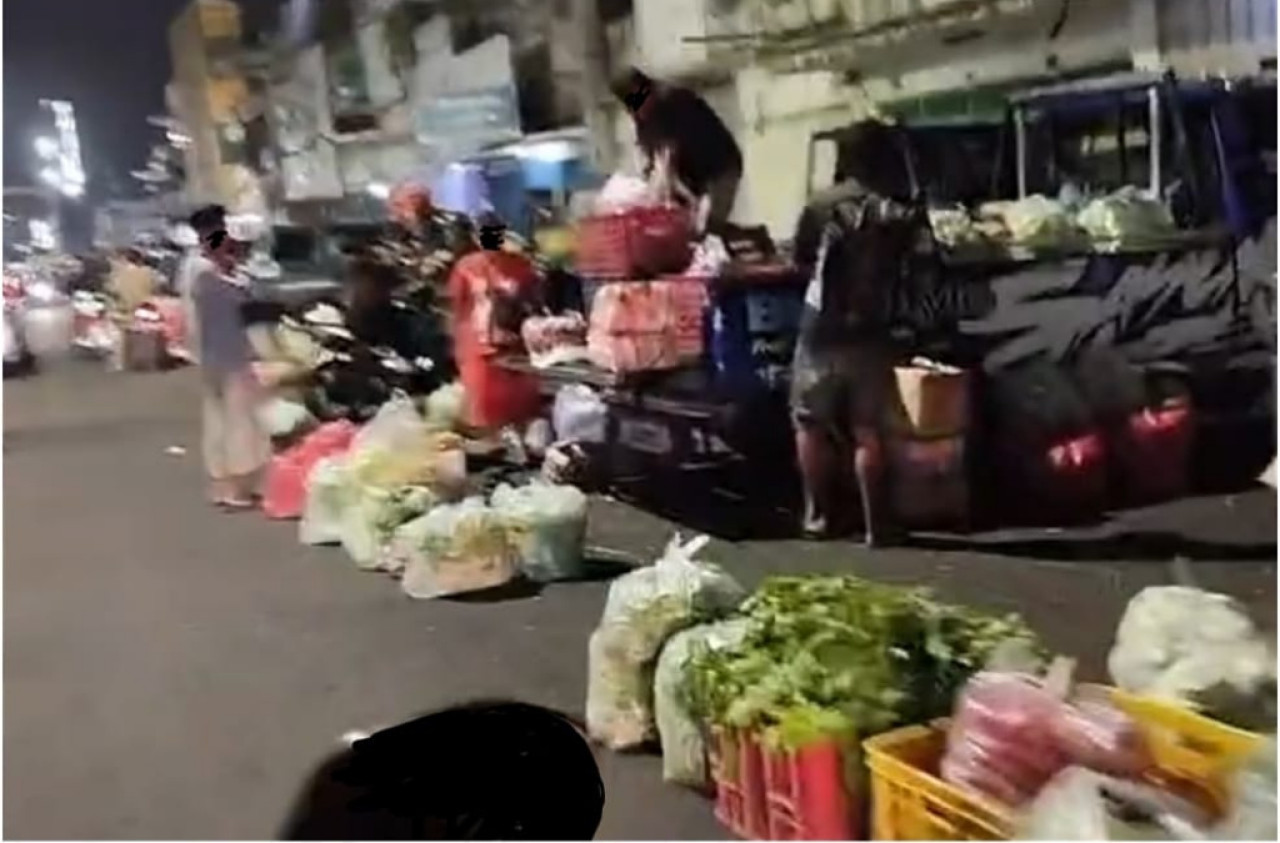 Suasana Pasar Tanjung Jember. (Foto: Mochammad Faizin for jatimnow.com)