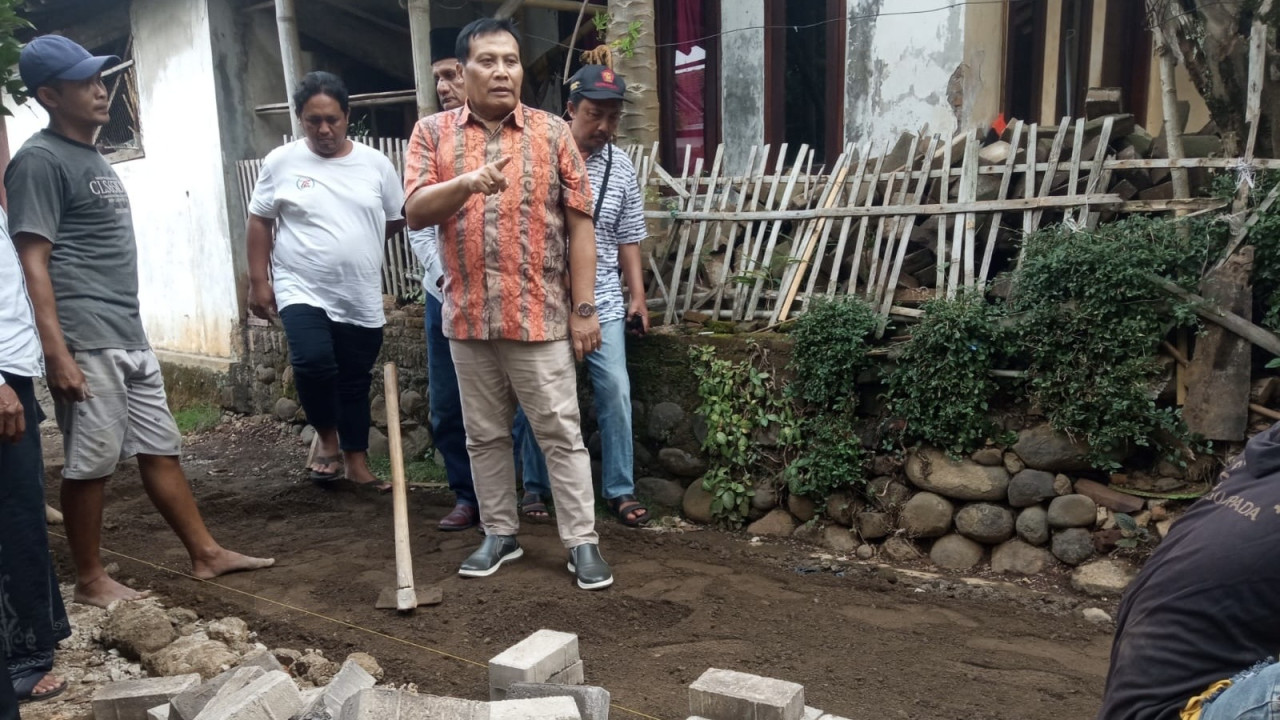 Anggota Komisi D DPRD Jawa Timur, H. Satib, saat sidak pavingisasi di Jember. (Foto: Sugianto/jatimnow.com)