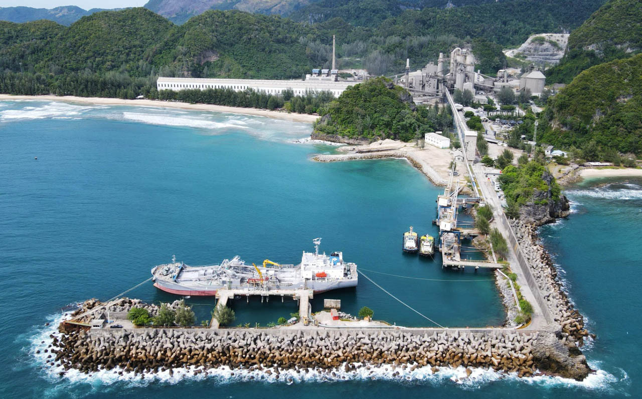 Pabrik semen terintegrasi dan fasilitas pelabuhan milik SIG Group di Kabupaten Aceh Besar, Aceh. (Foto: SIG for jatimnow.com)