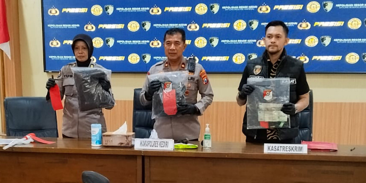 Kasat Reskrim Polres Kediri AKP Angga Riatma  menunjukkan barang bukti kasus pembakaran rumah janda di Kediri. (Foto: Polres Kediri/jatimnow.com)