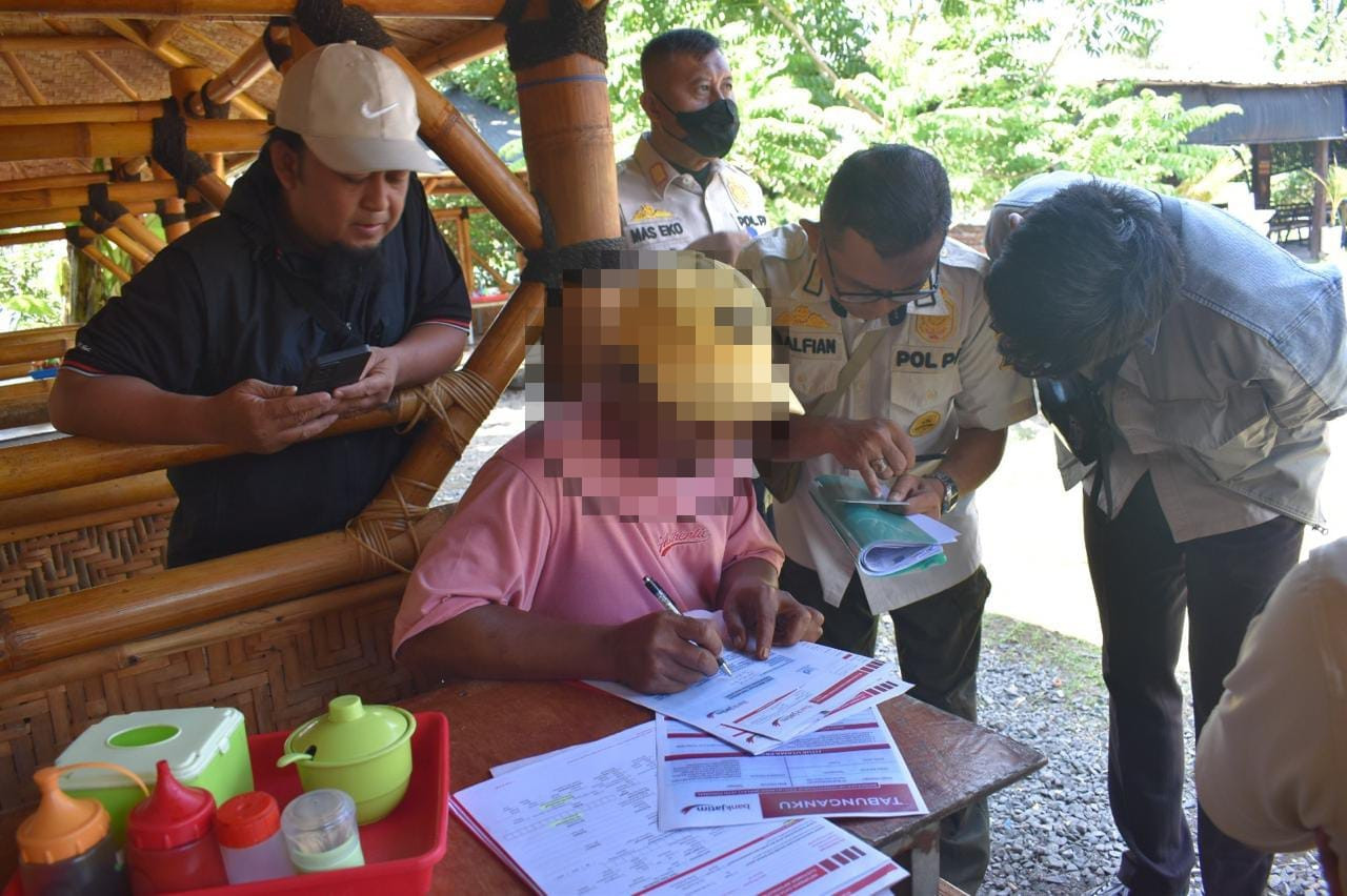 Penertiban parkir oleh Satpol PP Surabaya. (Foto: Pemkot Kediri/jatimnow.com)