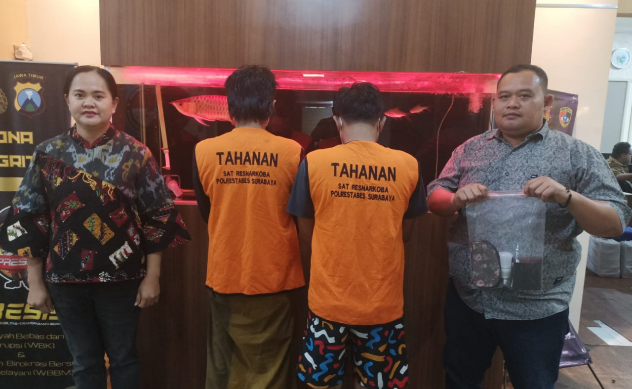 Satresnarkoba Polrestabes Surabaya menangkap dua pengedar sabu yang menyembunyikan narkoba di dalam bohlam lampu. (Foto: Sujianto/jatimnow.com)